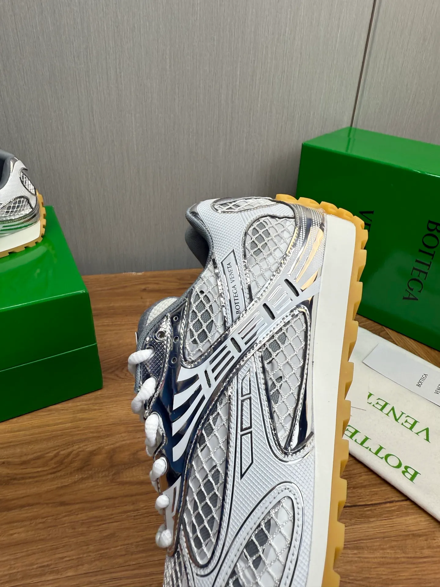 Men's men's shoes 💰620💰 BV top version 𝘽𝙊𝙏𝙏𝙀𝙂𝘼 𝙑𝙀𝙉𝙀𝙏𝘼 Orbit sneakers Wang Yibo same style couple style dad shoes 🩷💚 Runner sneakers, made of lightweight technical mesh fabric. Features a geometric patterned rubber outsole. Pay attention to the package craftsmanship ❕ High version shipping ❗️ Very nice, durable to play with and durable to make ✔️ Standard version 💯💯 The outsole is made of color-blocked TPU outsole. Women’s model 35-41 (40 41 customized) Men’s model 39-46 (45.46 customized) Equipped with original packaging